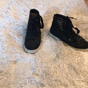 Women’s fairly new, good condition UGG sneakers